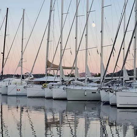 Velero Monia Botel Valenza